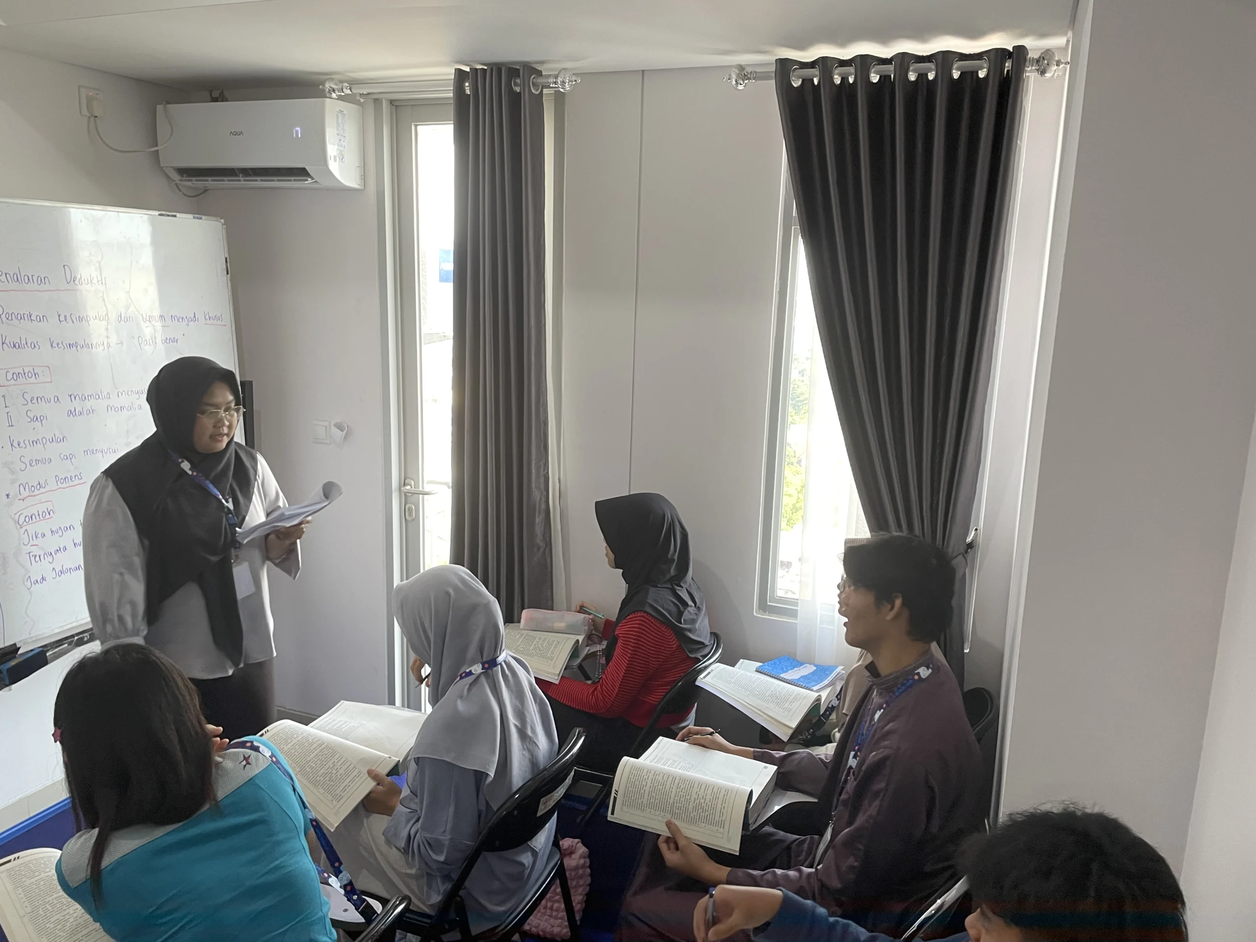 kegiatan les privat bersama tutor di kelas